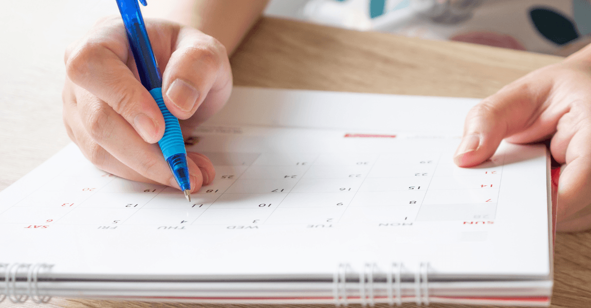 Kind oefent met maandnamen en hoofdletters in een kalender om de spelling van maanden beter te begrijpen.