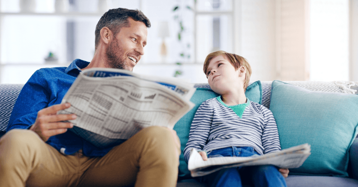 Ouder oefent thuis samen met kind met Nieuwsbegrip en begrijpend lezen op de bank