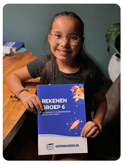 Meisje met oefenboek rekenen groep 6 voor extra oefenen op de basisschool
