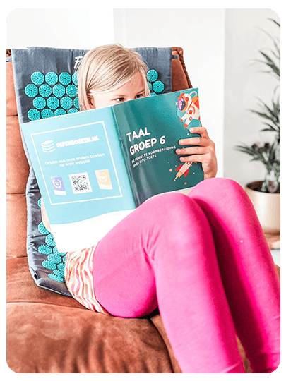 Kind leest oefenboek Taal Groep 6 van oefenboeken.nl als voorbereiding op de Cito-toets