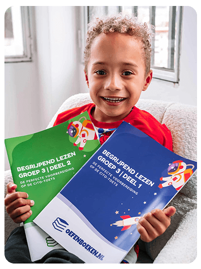 Jongen met oefenboeken begrijpend lezen voor groep 3 deel 1 en deel 2
