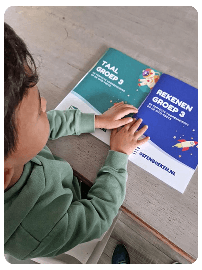 Kind bekijkt oefenboeken Taal Groep 3 en Rekenen Groep 3 van oefenboeken.nl voor de basisschool
