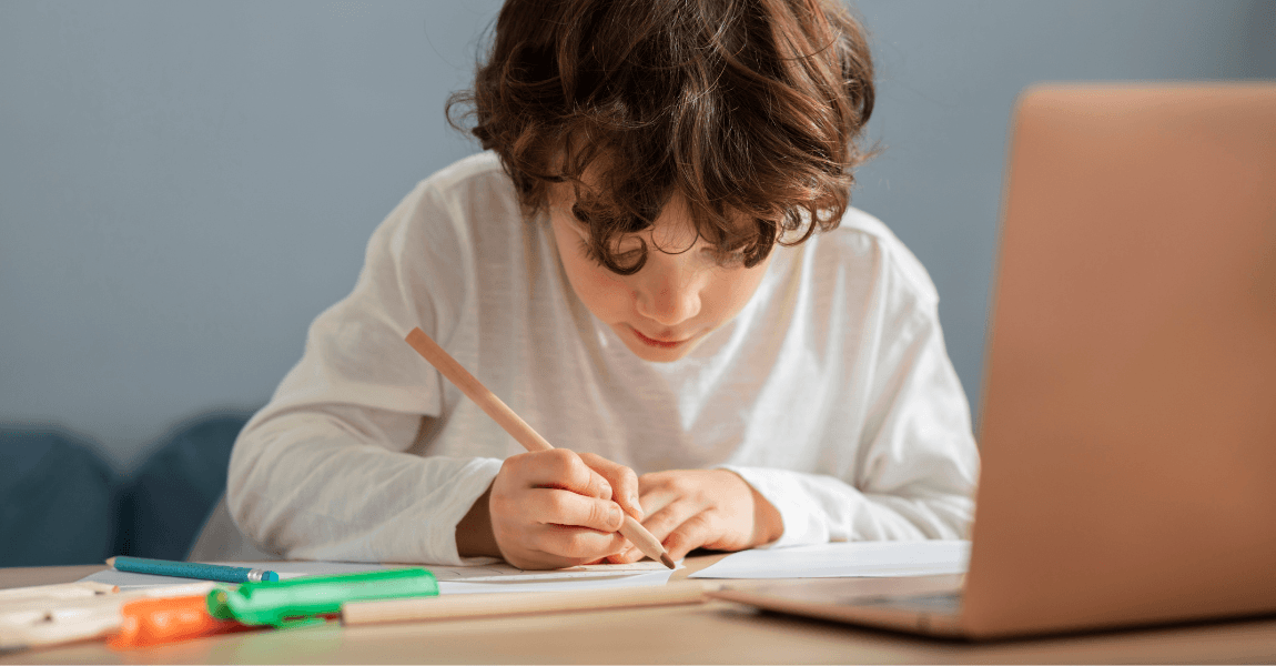Kind oefent thuis met een potlood aan tafel om een goede pengreep te ontwikkelen tijdens het schrijven.