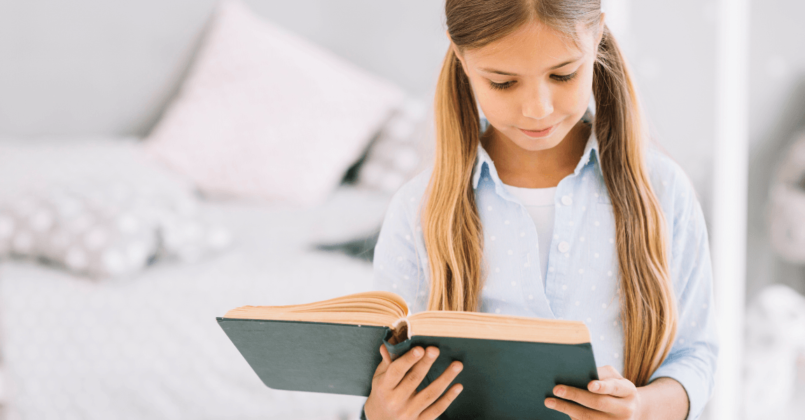 Meisje leest thuis een boek om vlotter en sneller te leren lezen