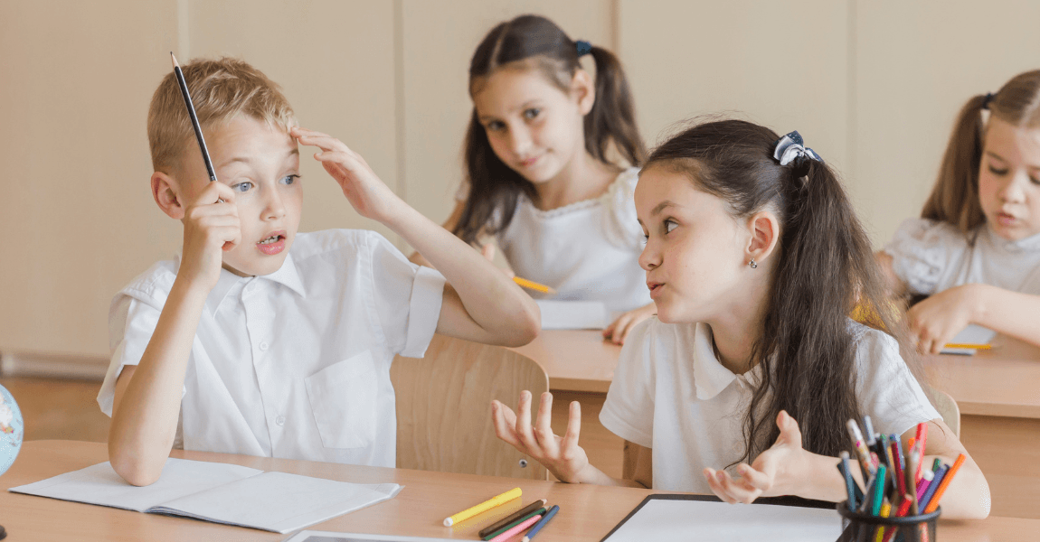Basisschoolkinderen in de klas tijdens een taaloefening over taalfouten herkennen en verbeteren