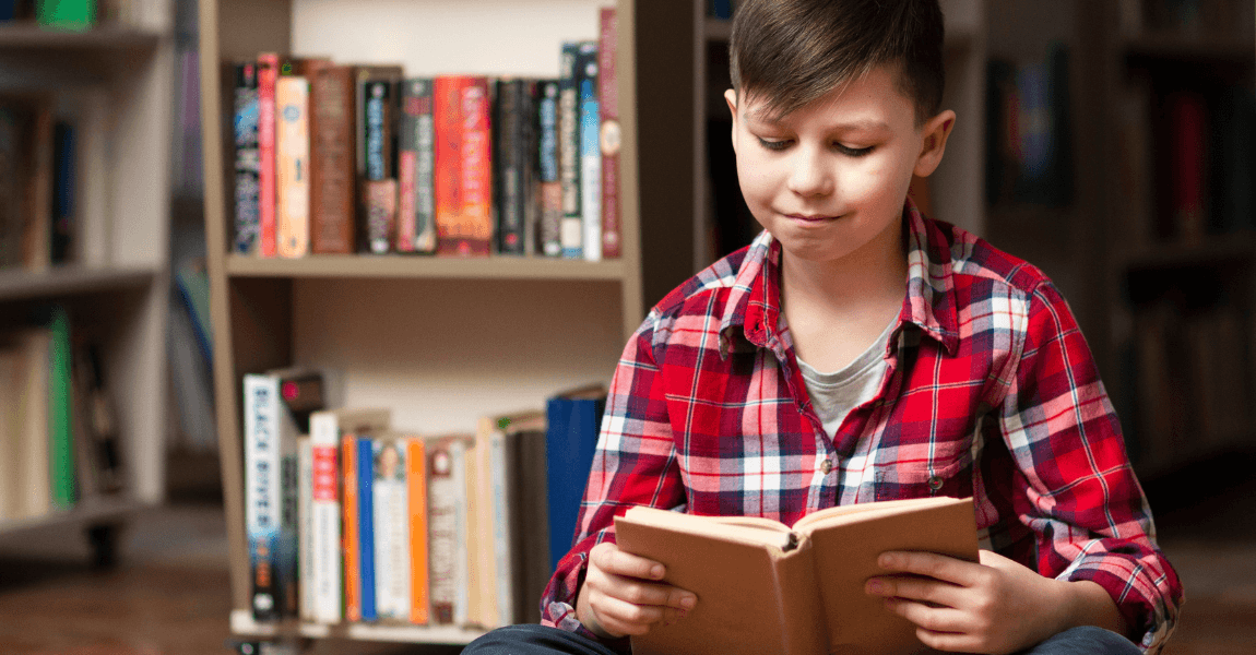 Kind dat thuis een boek leest om tekstbegrip te oefenen in de basisschool