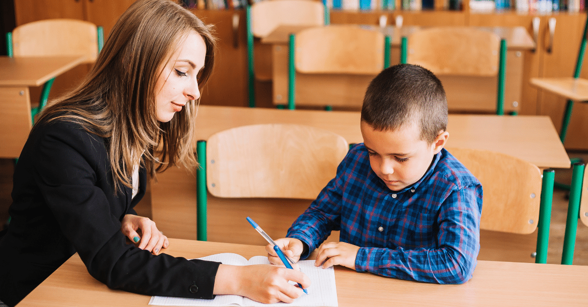 Moeder helpt haar kind aan tafel met oefenen van de gebiedende wijs en grammatica op school