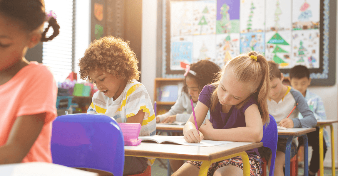 Kinderen in de klas maken taalopdrachten en oefenen met woorden en lettergrepen op school