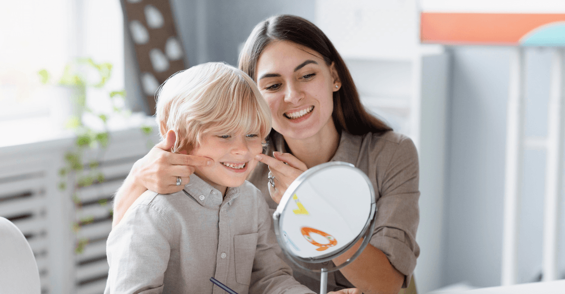 Moeder helpt haar kind thuis om met een glimlach en positieve aandacht te werken aan meer zelfvertrouwen