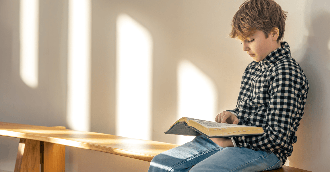 Kind leest rustig een boek om begrijpend lezen te oefenen op de basisschool
