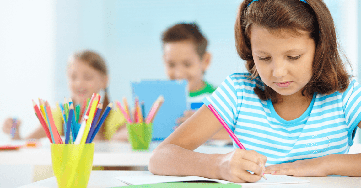 Kind oefent met cm2 berekenen en oppervlakte op de basisschool met potlood en papier.