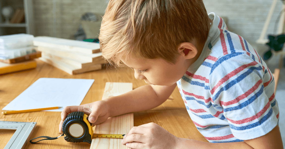 Kind oefent met meten en decimeter 3 tijdens rekenen met maten en inhoudsmaten