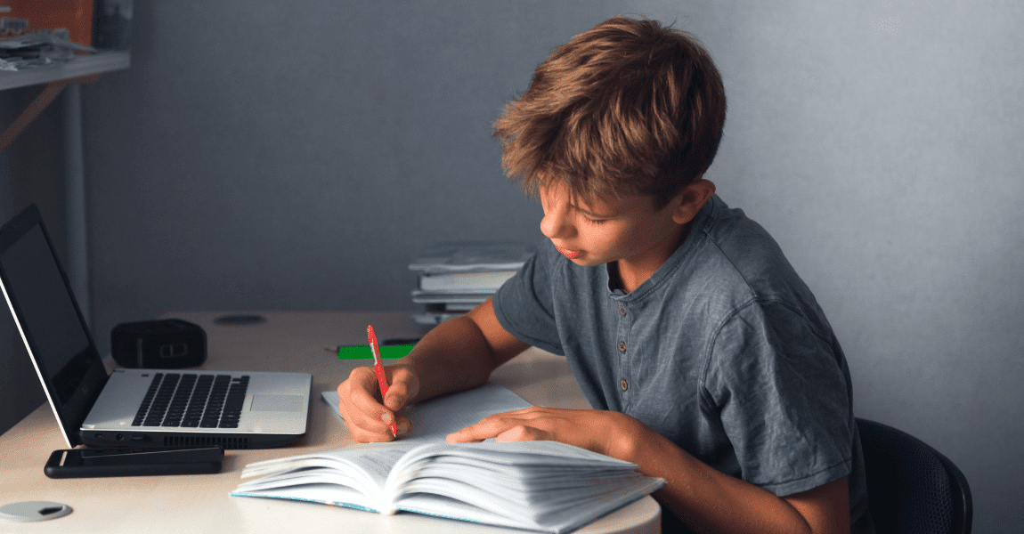 Kind oefent thuis met dm3 naar liter en inhoudsmaten voor rekenen op de basisschool.