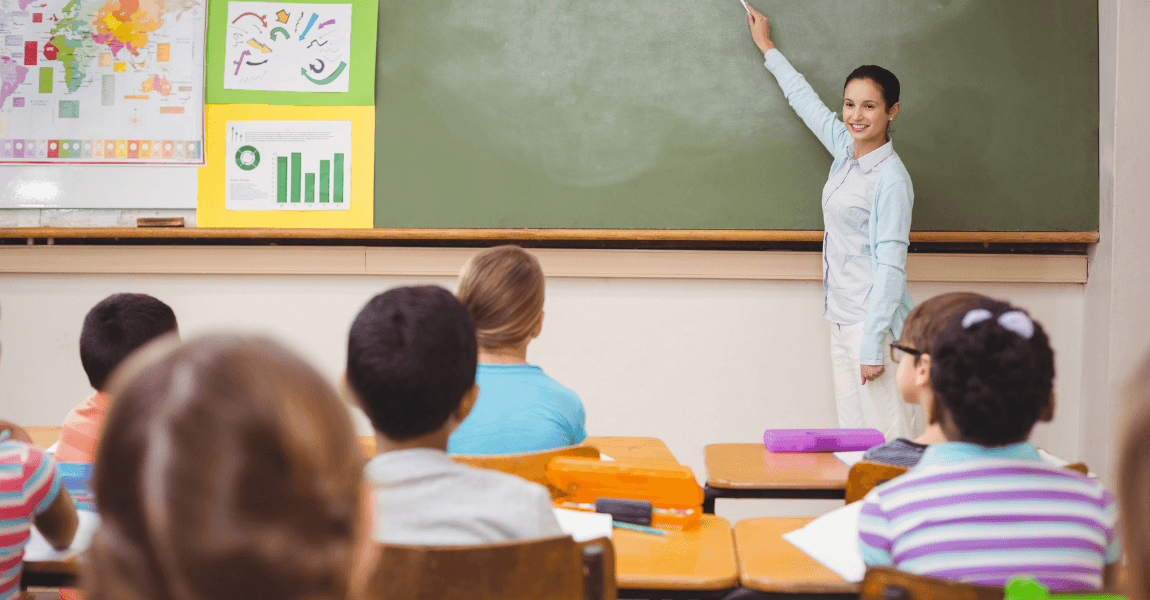Leerkracht legt in de klas uit hoe kinderen gemiddelde snelheid in m/s kunnen berekenen met afstand en tijd.