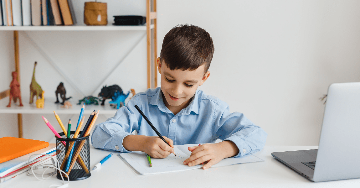 Kind oefent thuis met rekenen en leert hoe je procenten uitrekent voor groep 7 en groep 8