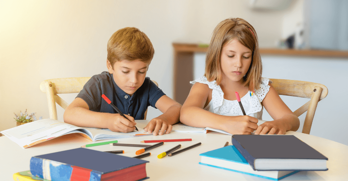 Twee kinderen oefenen thuis met taal en zinsontleding om het onderwerp in een zin te leren vinden.
