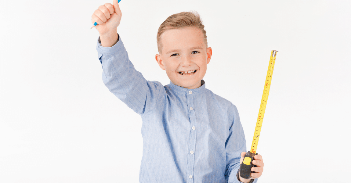 Kind met meetlint oefent met lengtematen en leert hoeveel meter een kilometer is op de basisschool.