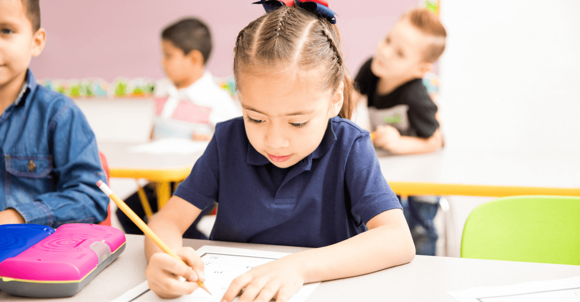 Kind oefent met schrijven op school om de hoofdletter F te leren schrijven en herkennen.