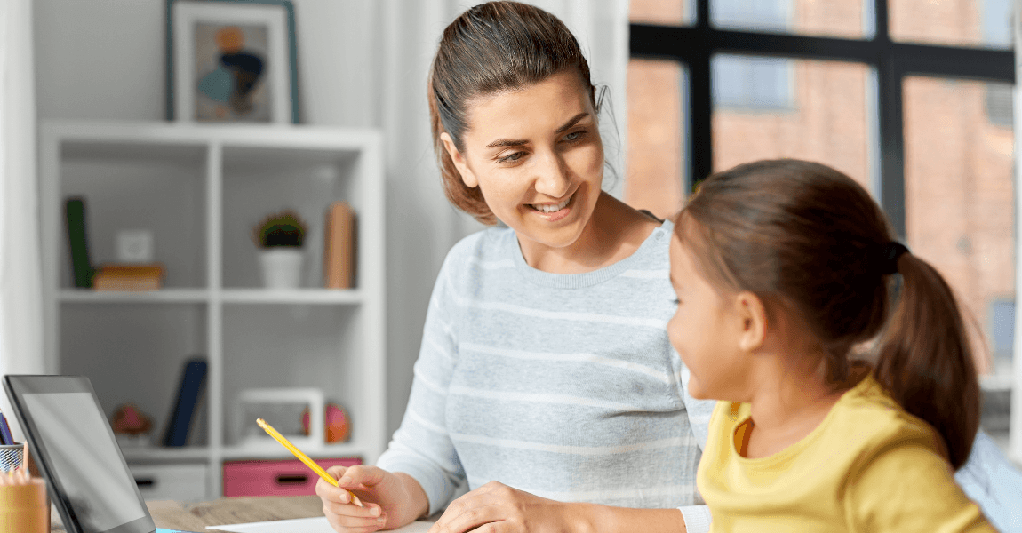 Ouder helpt kind thuis met het oefenen van de hoofdletter N en andere letters voor taal op de basisschool.