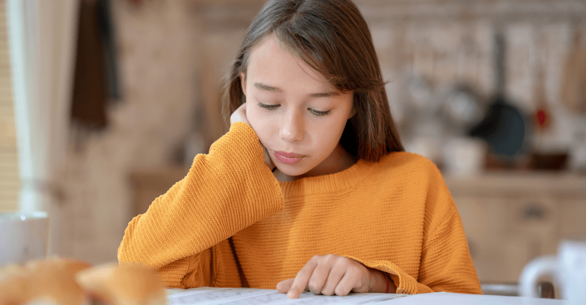 Kind oefent thuis met hulpwerkwoord en voltooid deelwoord voor taal en spelling op de basisschool.