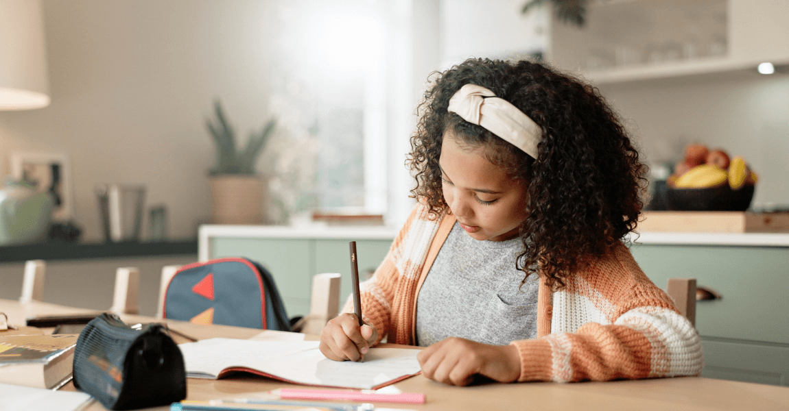 Moeder helpt kind thuis met rekenen en inhoud berekenen voor de basisschool.