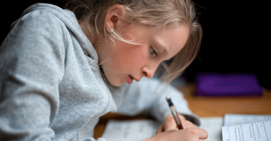 Kind oefent thuis met kortingspercentage berekenen en procenten voor rekenen in groep 7 en 8.