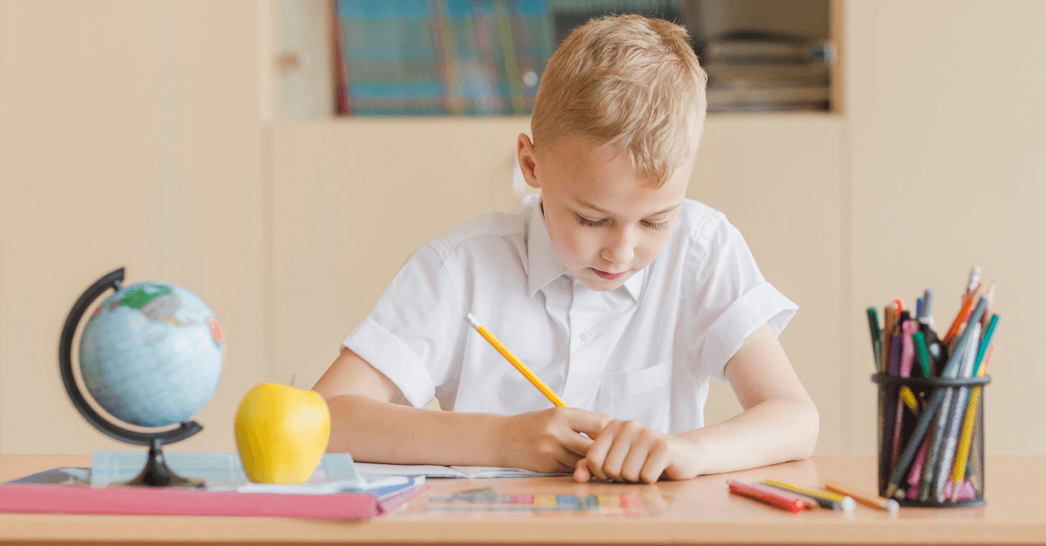 Kind oefent met rekenen en kubieke meter aan tafel voor extra uitleg over inhoudsmaten op de basisschool.