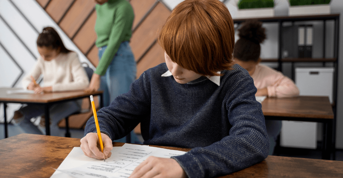 Basisschoolkind oefent met liter en dl om inhoudsmaten beter te leren begrijpen.