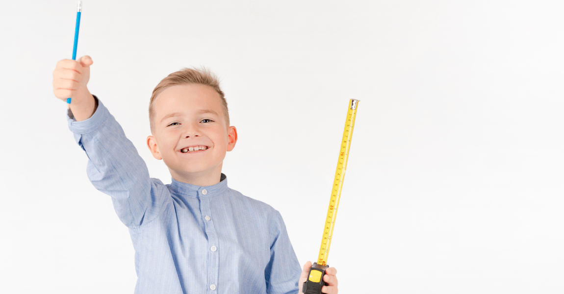 Kind oefent met een meetlint om m2 berekenen en oppervlakte berekenen beter te begrijpen voor rekenen op de basisschool.