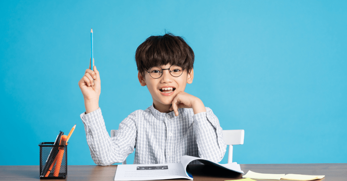 Kind oefent met meten oppervlakte en rekenen op de basisschool met potlood en werkboek.