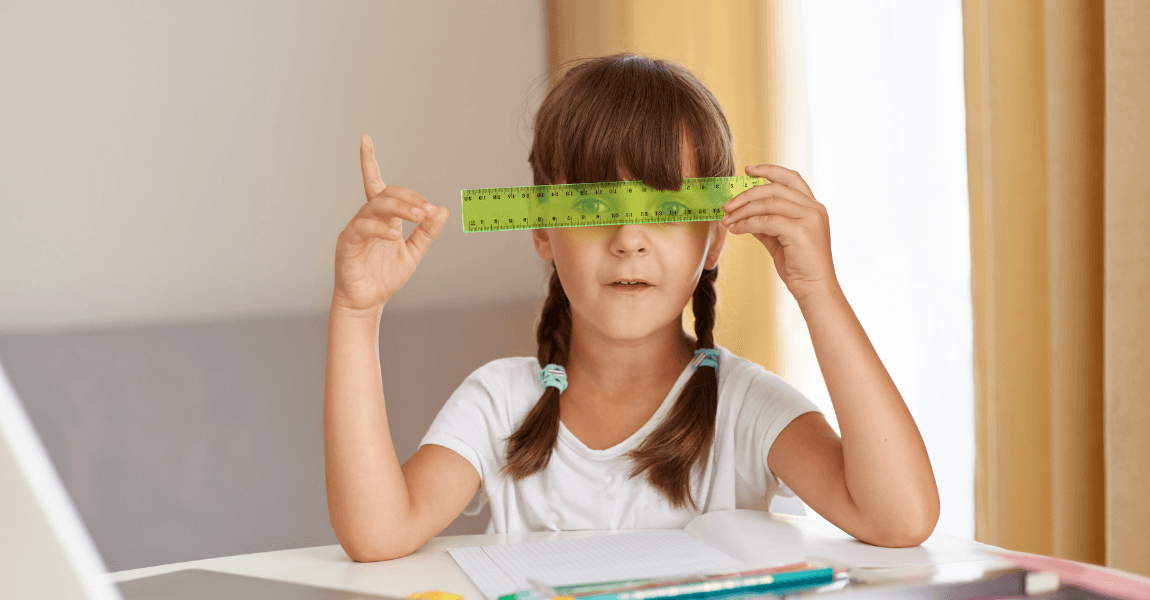 Kind oefent met een liniaal en leert het verschil tussen meter, centimeter en millimeter bij rekenen met lengtematen.
