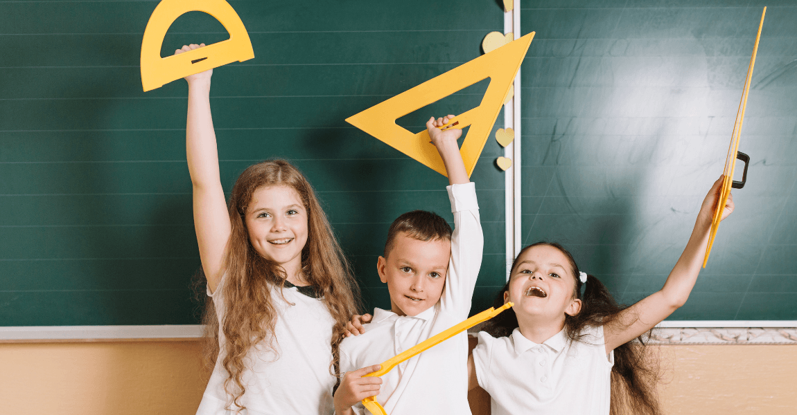 Kinderen oefenen met meetinstrumenten bij het metrieke stelsel op de basisschool.
