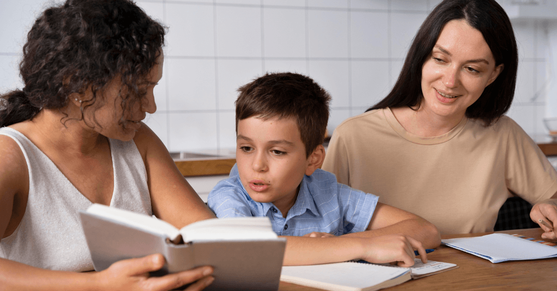 Ouders oefenen samen met een kind Nederlandse gezegden en taalbegrip aan tafel.