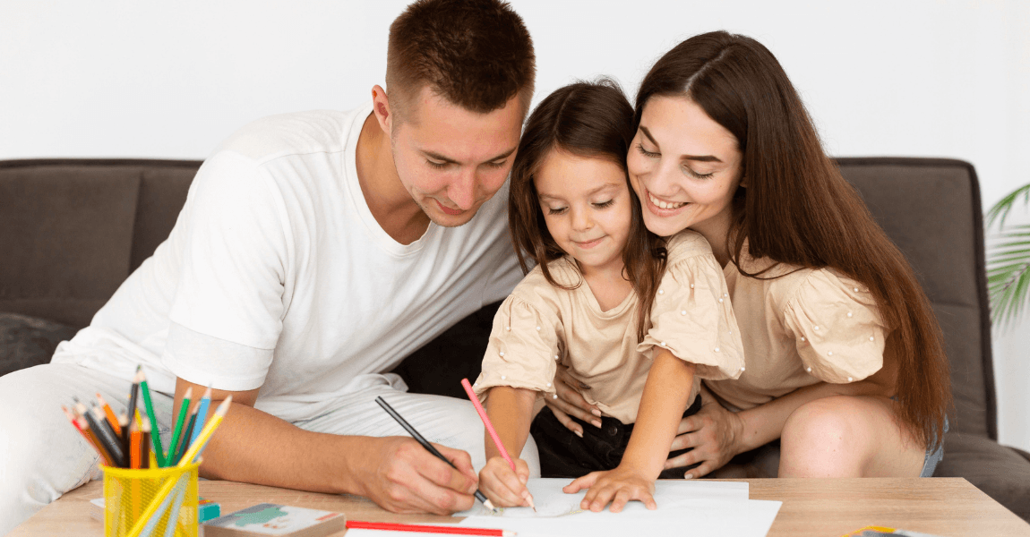 Kind oefent schrijven thuis aan tafel met hulp van haar ouders, passend bij oefen schrijven voor basisschoolkinderen.