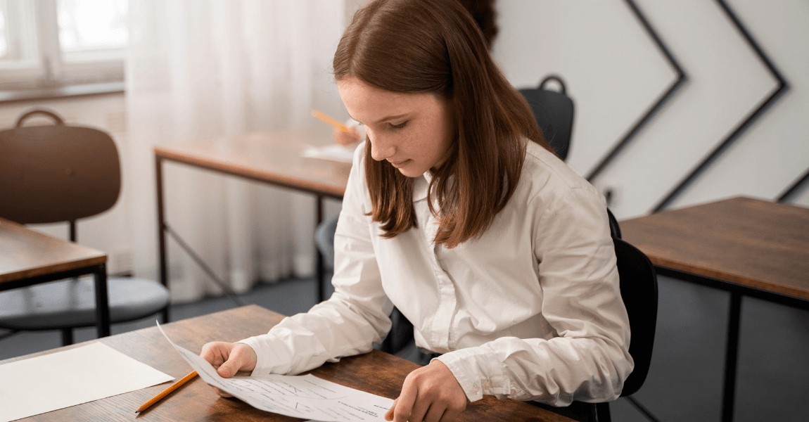 Kind uit groep 8 oefent geconcentreerd met opdrachten ter voorbereiding op Cito groep 8.