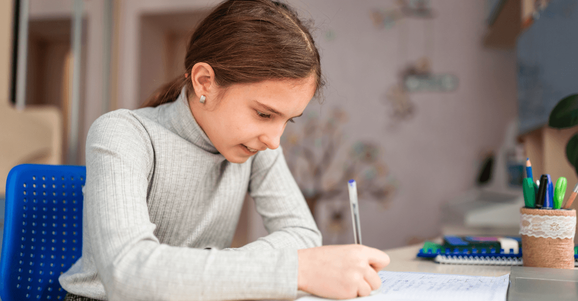 Kind oefent thuis met omrekenen van gewichten voor rekenen op de basisschool.