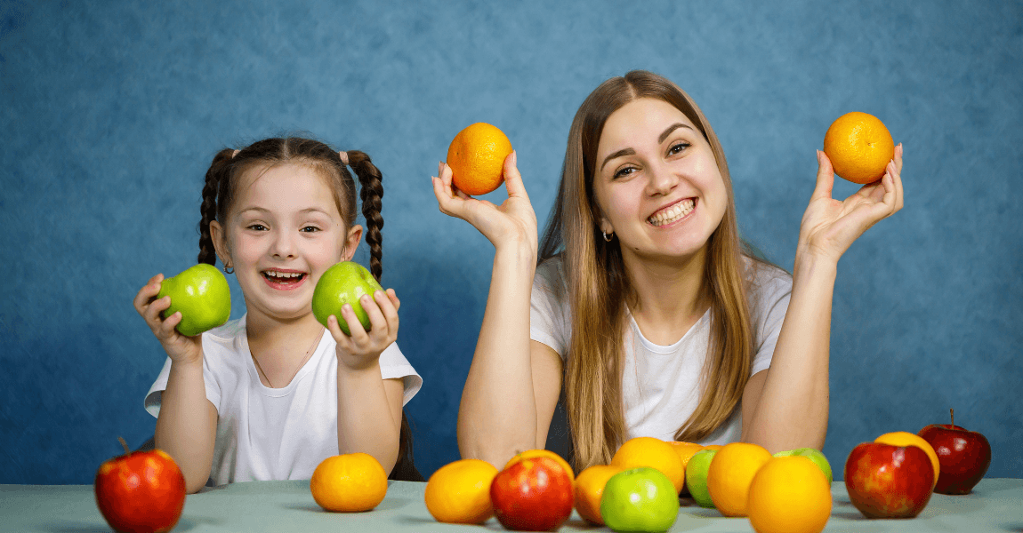 Kind en volwassene oefenen met fruit als voorbeeld van een onbepaald telwoord en hoeveelheden.
