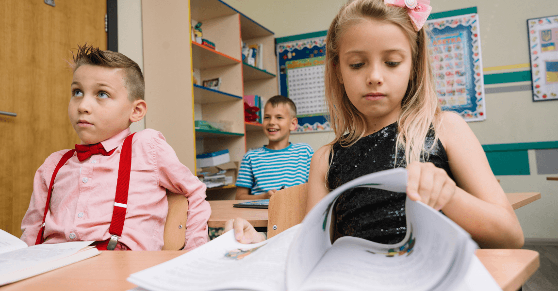 Kinderen oefenen in de klas met taal en onregelmatige werkwoorden op de basisschool.