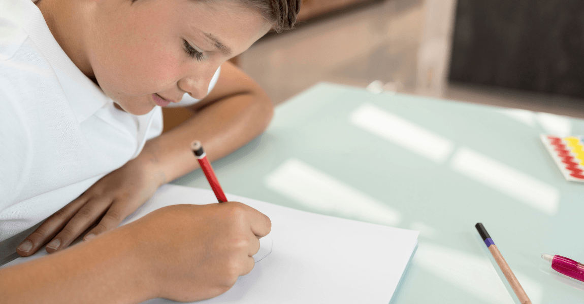 Kind oefent met oppervlakte berekenen op papier tijdens rekenen op de basisschool.