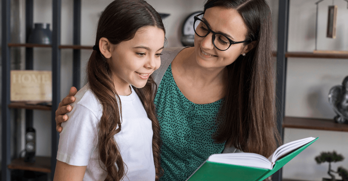 Moeder oefent samen met haar kind oude gezegden en begrijpend lezen uit een boek.