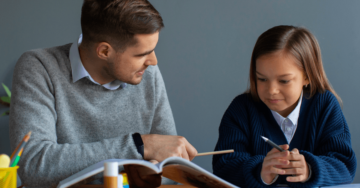 Ouder helpt kind met reken verhoudingen oefenen aan tafel met een schoolboek.