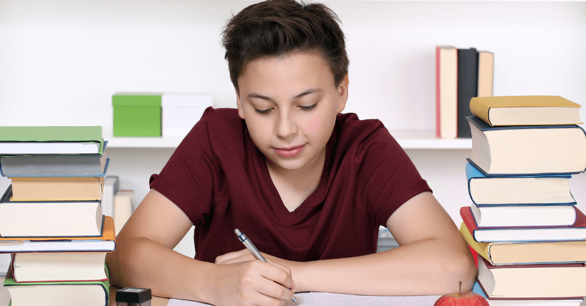 Kind oefent met signaalwoorden tegenstelling en begrijpend lezen tussen stapels boeken.