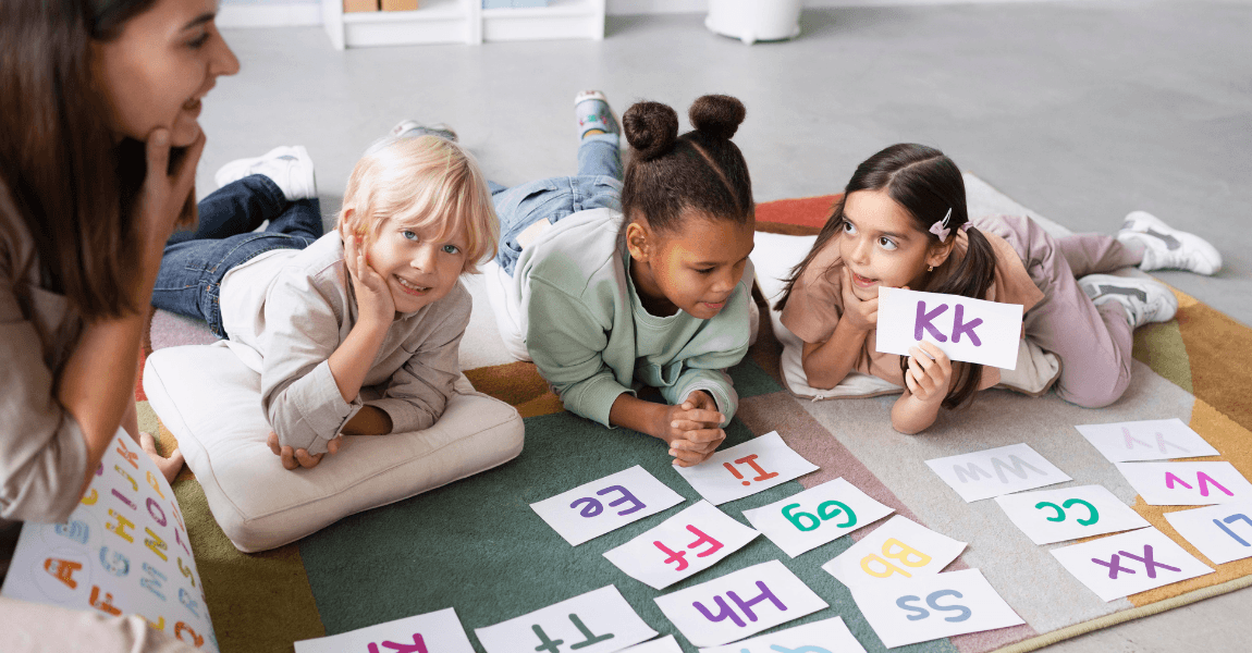 Kinderen oefenen spelenderwijs met letters en het spellings alphabet op de basisschool.
