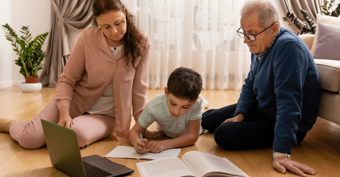 Kind oefent thuis met spreuken of gezegden samen met familie en een open boek op de vloer.