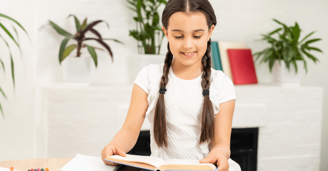 Meisje leest een boek en oefent strategieën voor begrijpend lezen om teksten beter te begrijpen.
