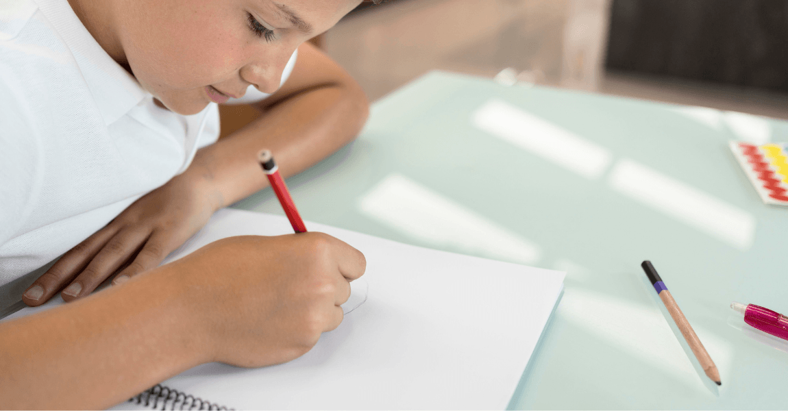Kind oefent thuis met rekenen en leert van km naar meter omrekenen voor basisschool rekenen.