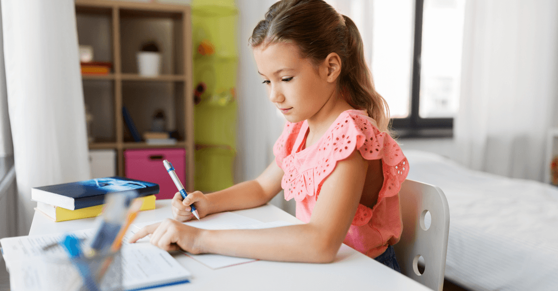 Kind oefent thuis met schrijven en spelling, passend bij uitleg over wat een koppelteken is voor basisschoolkinderen.