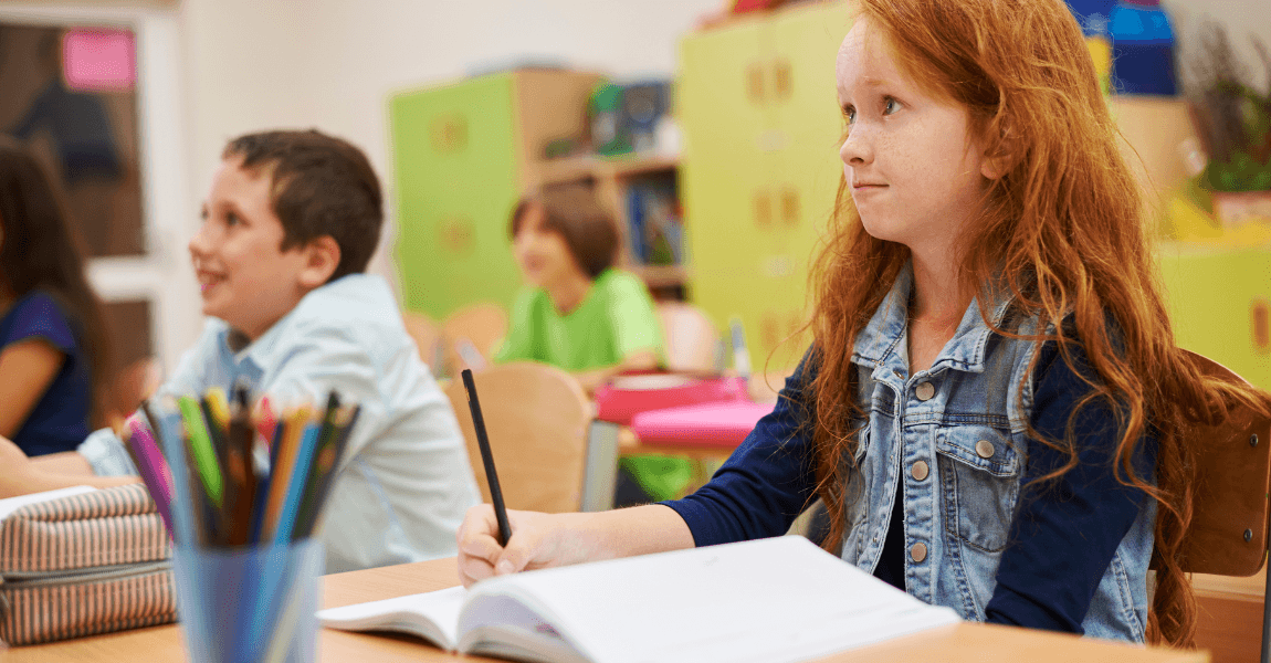 Basisschoolkinderen in de klas tijdens rekenen met uitleg over wat het gemiddelde is en hoe je het gemiddelde berekent.