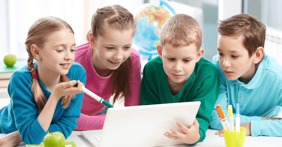 Kinderen oefenen samen met taal en leren wat het onderwerp in een zin of tekst is.