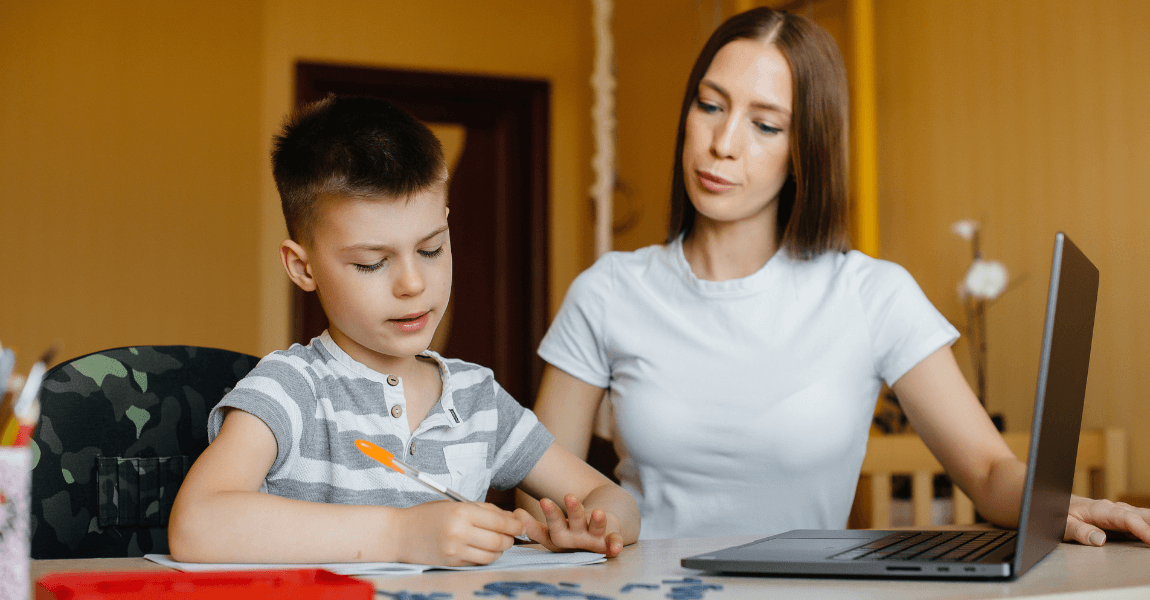Ouder helpt kind thuis met rekenen en het oefenen van m2 en oppervlakte voor de basisschool.